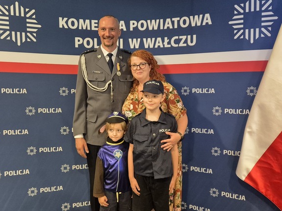 Policjanci otrzymują awanse w tle sala