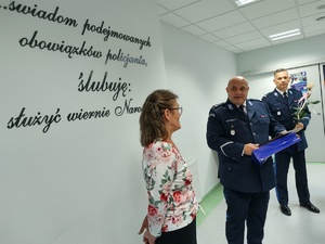 pracownicy składają emerytce życzenia w tle wyposażenie sali