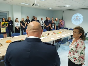pracownicy składają życzenia w tle wyposażenie sali