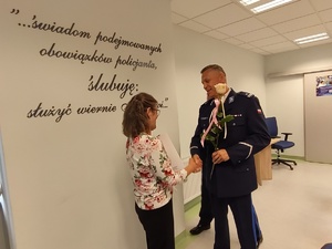 pracownicy składają życzenia w tle sala