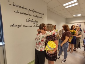 pracownicy składają życzenia w tle sala