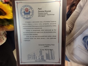 pracownicy składają życzenia w tle sala