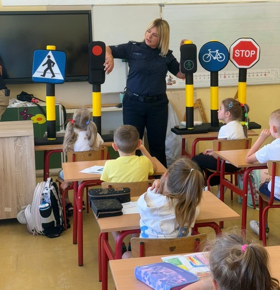 policjantka rozmawia z dziećmi w tle klasa