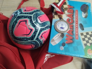 Komendant wręcza nagrody uczestnikom konkursu w tle baner