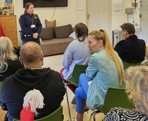 policjantka rozmawia z pacjentami w tle pokój i wyposażenie