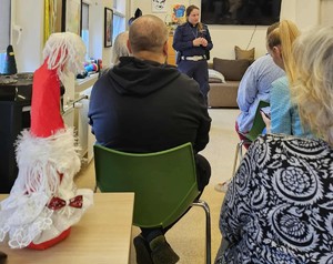 policjantka rozmawia z pacjentami w tle pokój i wyposażenie