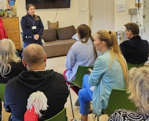 policjantka rozmawia z pacjentami w tle pokój i wyposażenie