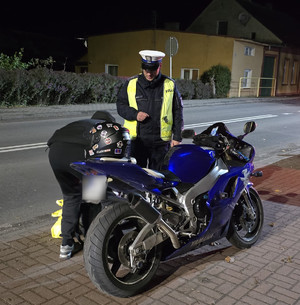 policjanci kontrolują kierowców w tle wieczór i droga