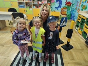 policjantka i przedszkolaki w tle wyposażenie sali