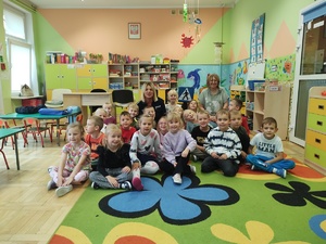 policjantka i przedszkolaki w tle wyposażenie sali