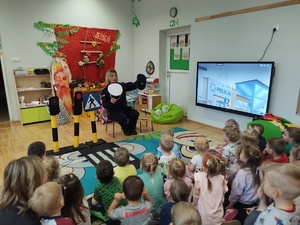 policjantka i przedszkolaki w tle wyposażenie sali