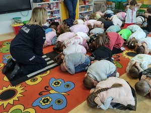 policjantka i przedszkolaki w tle wyposażenie saliv