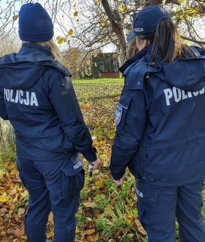 policjantki kontrolują ogródki działkowe, w tle działki