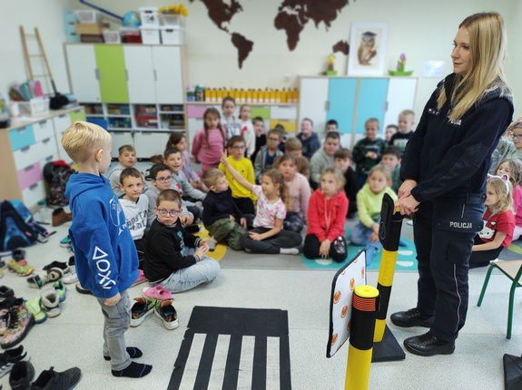 policjantka rozmawia z uczniami w tle klasa