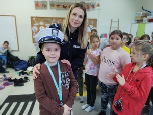 policjantka rozmawia z uczniami w tle klasa