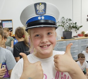 policjantka rozmawia z uczniami w tle klasa