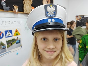 policjantka rozmawia z uczniami w tle klasa