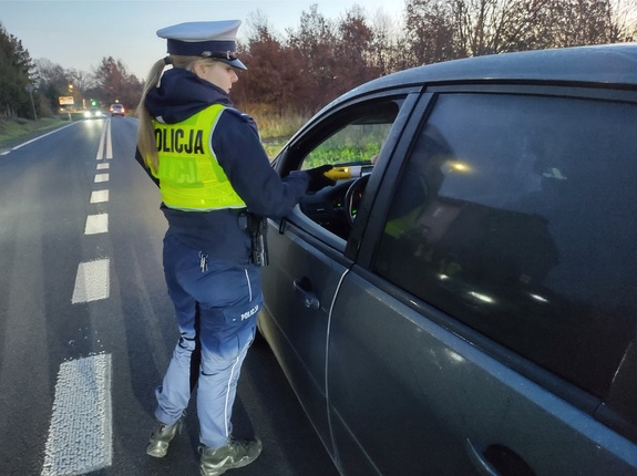 policjantka sprawdza stan trzeźwości