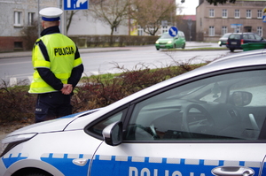 policjant kontroluje ruch uliczny w tle ulica i pojazdy