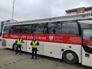 policjanci i pracownicy policji oddają krew w tle krwiobus