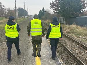 służby kontrolują kolej w tle tory