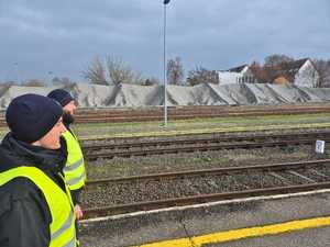 służby kontrolują kolej w tle tory