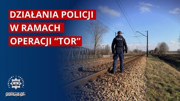 policjant przy torach kolejowych po lewej stronie treść