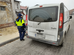 policjantka kontroluje pojazd w tle pojazdy i ulica