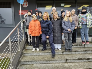 Uczniowie zwiedzają komendę w tle wyposażenie pomieszczeń