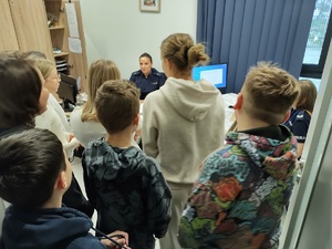 Uczniowie zwiedzają komendę w tle wyposażenie pomieszczeń