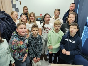 Uczniowie zwiedzają komendę w tle wyposażenie pomieszczeń