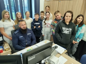 Uczniowie zwiedzają komendę w tle wyposażenie pomieszczeń