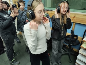 Uczniowie zwiedzają komendę w tle wyposażenie pomieszczeń