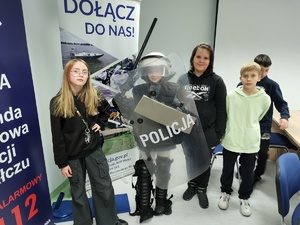 Uczniowie zwiedzają komendę w tle wyposażenie pomieszczeń