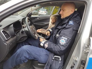 Uczniowie zwiedzają komendę w tle wyposażenie pomieszczeń