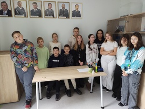 Uczniowie zwiedzają komendę w tle wyposażenie pomieszczeń