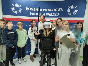 zwiedzanie komendy w tle wyposażenie