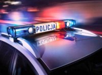 dach radiowozu z włączonymi światłami błyskowymi