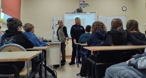 policjantka prowadzi spotkanie w tle sala