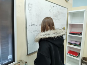 policjantka prowadzi spotkanie w tle sala