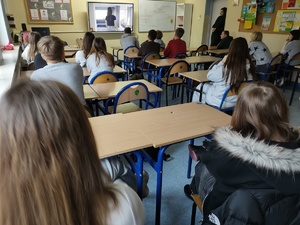 policjantka prowadzi spotkanie w tle sala