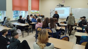 policjantka prowadzi spotkanie w tle sala