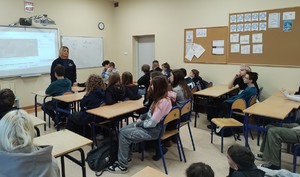 policjantka prowadzi spotkanie w tle sala