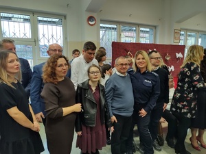 Wspólne zdjęcie z uczestnikami WTZ w tle uczestnicy