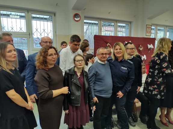 Wspólne zdjęcie z uczestnikami WTZ w tle uczestnicy