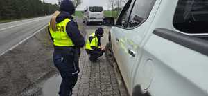 policjanci kontrolują pojazdy