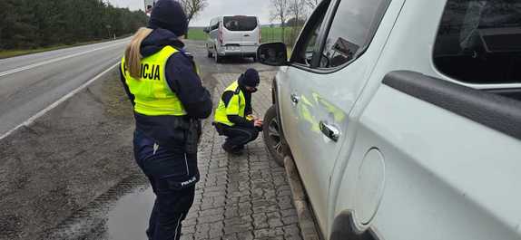 policjanci kontrolują pojazdy