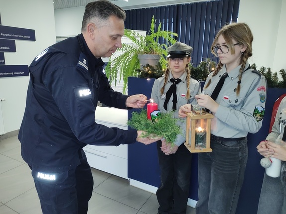 spotkanie w holu komendy z harcerzami