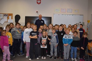 wspólne zdjęcie z dzielnicowym w tle ściana