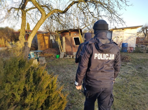 policjanci kontrolują miejsca przebywania osób bezdomnych w tle, uszkodzona altana